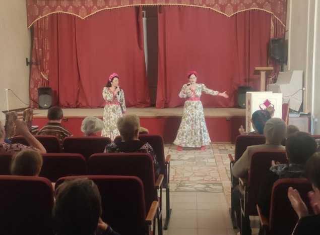 Ансамбль «Злато-Серебро» выступил для жителей ЛНР и ДНР