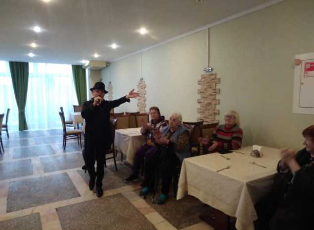 Александр Ренуар выступил в гостинице 