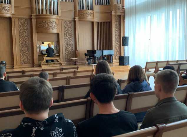 Учащиеся из Русского Камешкира побывали на экскурсии по филармонии и послушали орган