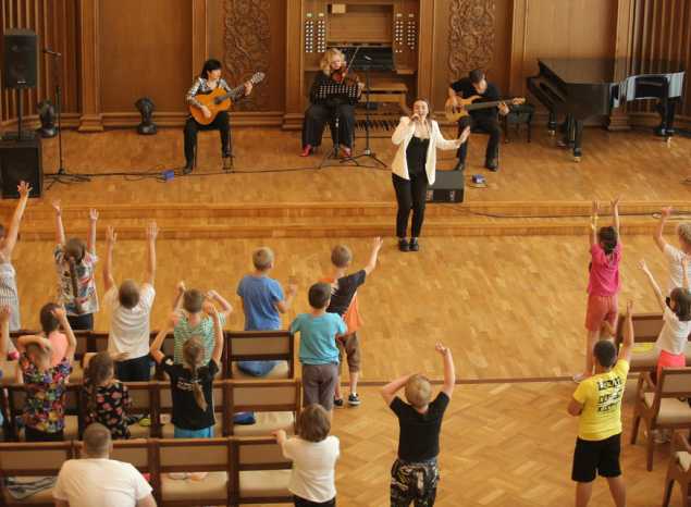 В филармонии выступил коллектив «Экспромт» с программой «Вот оно какое, наше лето»