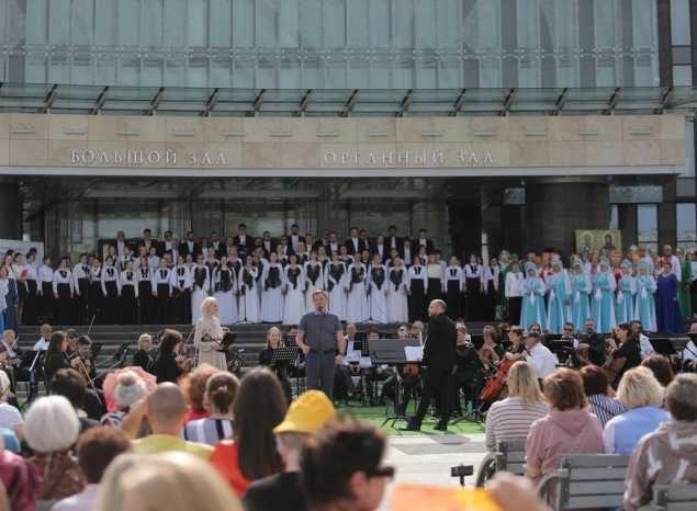 Концерт хоровой музыки в честь Дня славянской письменности и культуры состоялся у центрального входа в филармонию