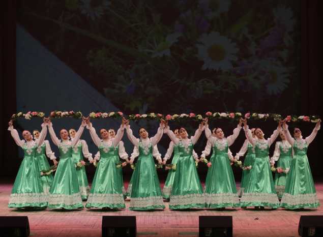 На сцене филармонии выступил ансамбль 