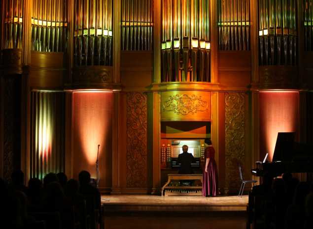 Произведения русских композиторов представил органный дуэт Дины Ихиной и Дениса Маханькова