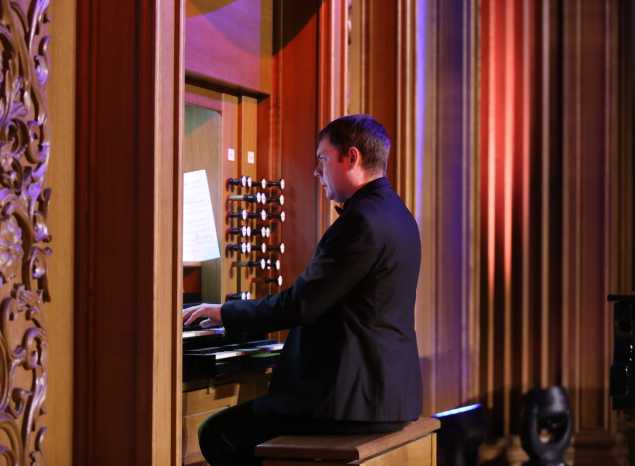 Программу «Один за всех» представил в филармонии органист Владимир Королевский