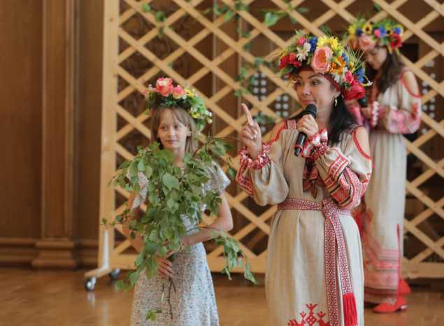 Ансамбль «Злато-Серебро» выступил в филармонии с программой «Мы к вам заехали на час»