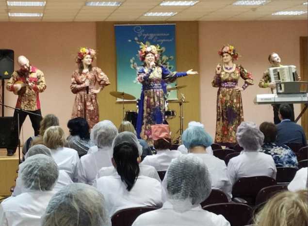 Ансамбль «Злато-Серебро» выступил в областной клинической больнице имени Н.Н. Бурденко