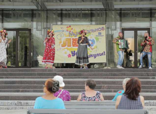 Ансамбль «Злато-Серебро» выступил в рамках акции «Лето в городе»