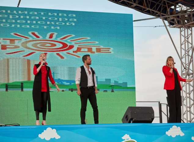 Артисты ансамбля «Экспресс-бэнд» выступили в рамках акции «Лето в городе»