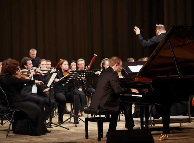 В «Пензаконцерте» московский пианист Даниил Саямов выступил с симфоническим оркестром под управлением Вячеслава Филиппенкова