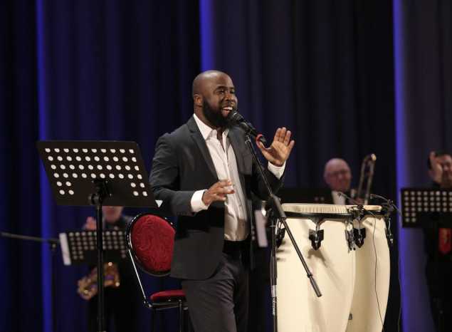 В «Пензаконцерте» Ремей Уильямс исполнил хиты Фрэнка Синатры и сыграл на барабанах