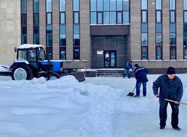 На территории «Пензаконцерта» ведутся работы по уборке снега