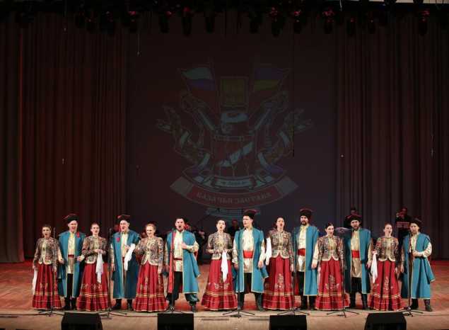 Предлагаем посмотреть фрагмент юбилейного концерта ансамбля песни и танца «Казачья застава»