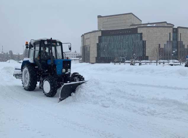 Работы по уборке снега на территории «Пензаконцерта» ведутся в усиленном режиме