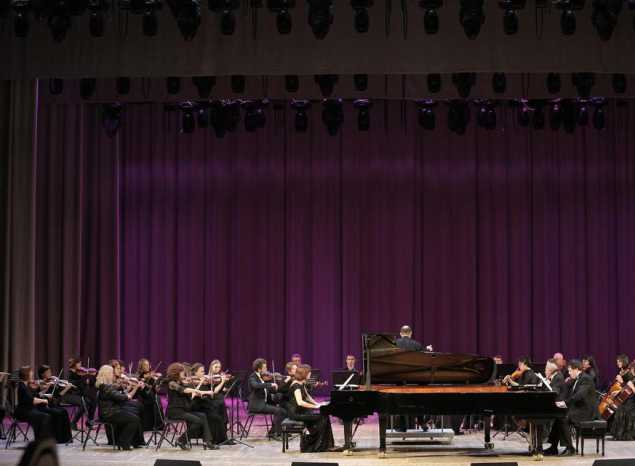 В Большом зале филармонии состоялся концерт в исполнении фортепианного дуэта и симфонического оркестра