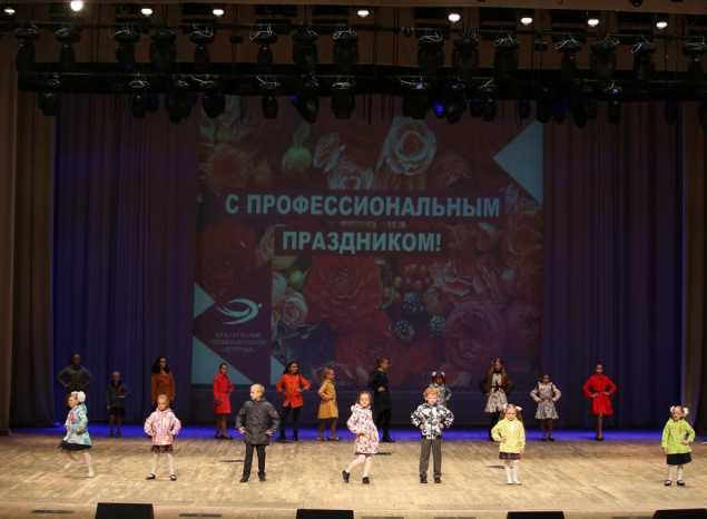 В Большом зале филармонии состоялось торжественное мероприятие, посвящённое Дню работников текстильной и лёгкой промышленности