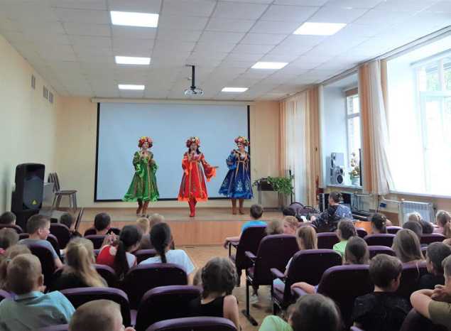 Солистки ансамбля «Злато-Серебро» выступили для ребят из летнего лагеря гимназии № 44