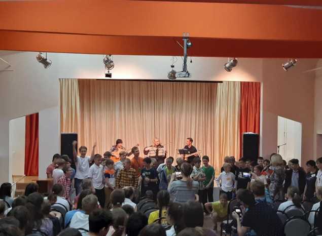 Творческий коллектив «Экспромт» выступил в Губернском лицее