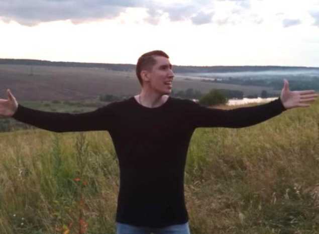 Валерий Пастушков исполняет песню «Стану ли я счастливей…»