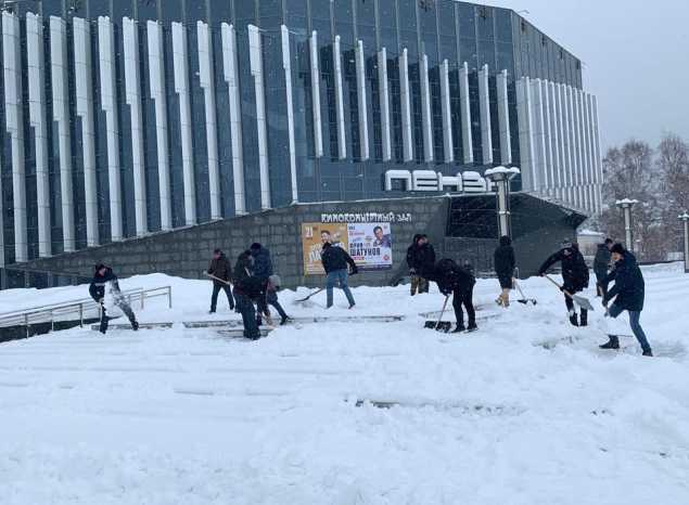 Сотрудники «Пензаконцерта» вышли на уборку снега