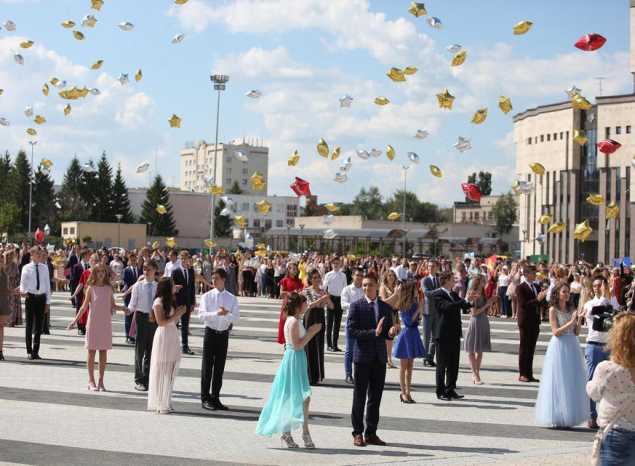 На площади возле ККЗ «Пенза» состоялся губернский праздник «Медалист – 2019»