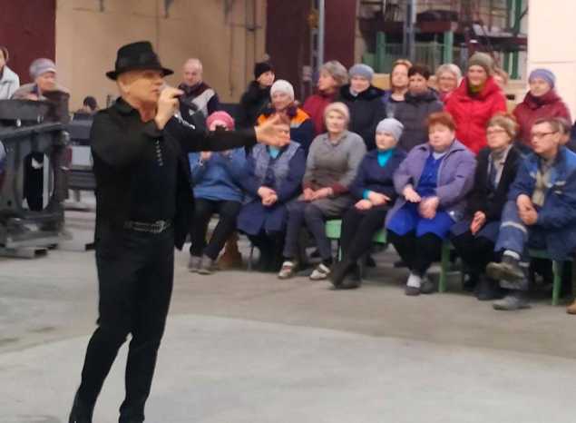 Солисты эстрадно-джазового ансамбля «Экспресс-бэнд» выступили в ПАО «Пензмаш»