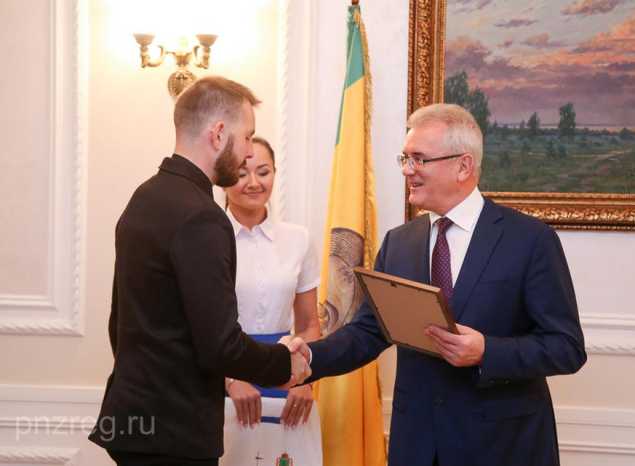 Иван Белозерцев вручил благодарственные письма участникам форума «Инженеры будущего»