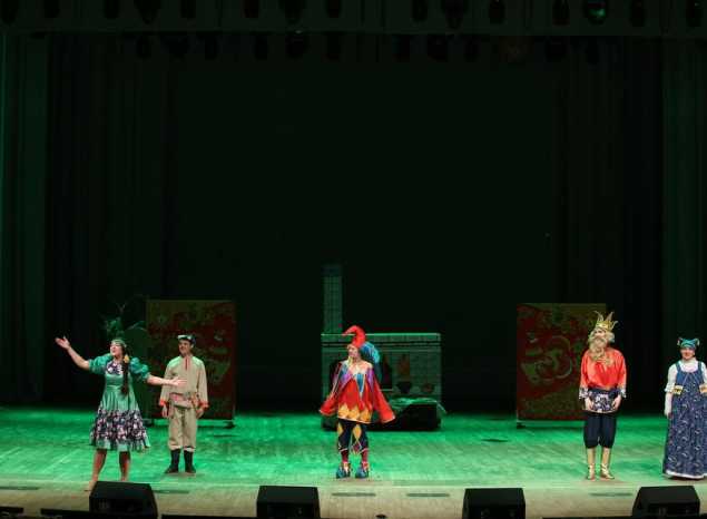 Предлагаем посмотреть музыкальный спектакль «Варвара-краса, длинная коса» в исполнении группы «Калейдоскоп»!