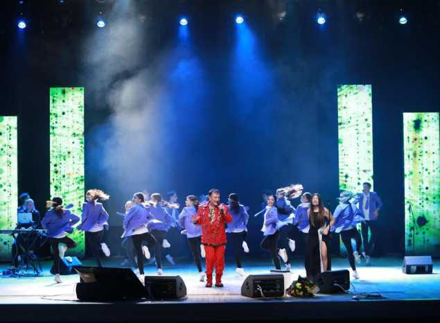 Предлагаем посмотреть концертную программу «С праздником, наши любимые!»