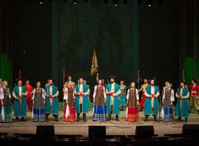 Предлагаем посмотреть фрагменты сольного концерта ансамбля песни и танца «Казачья застава» от 2017 года!