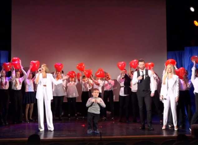 Солисты ансамбля «Экспресс-бэнд» выступили для участников конкурса чтецов «Слова подобны крыльям»