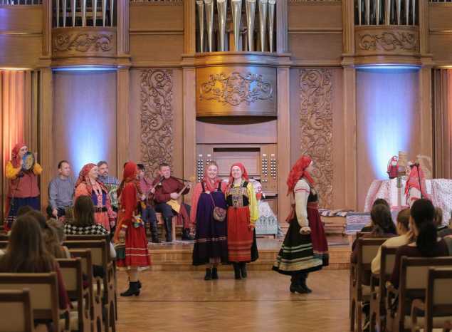 Ансамбль русской этнической музыки «Миряне» выступил с программой «Встречаем по одёжке»