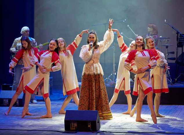 Карина Мещерякова вместе с ансамблем «Злато-Серебро» выступила с большим сольным концертом