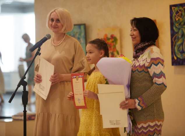 В филармонии открылась выставка детского рисунка