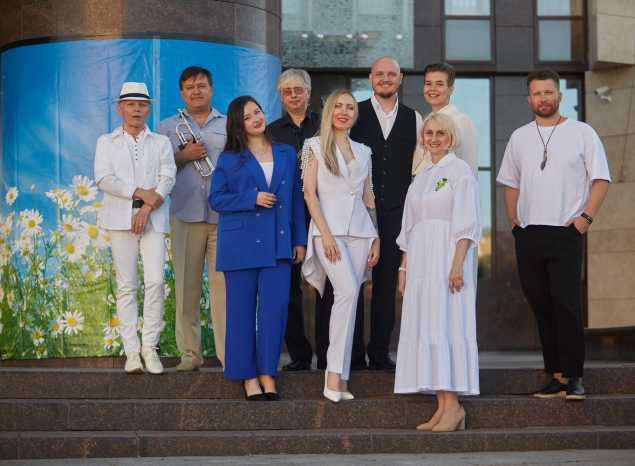 В День семьи на крыльце филармонии состоялась концертная программа