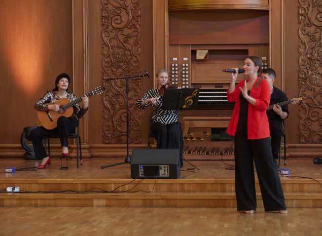 Творческий коллектив «Экспромт» выступил с программой «Вот оно какое, наше лето!»