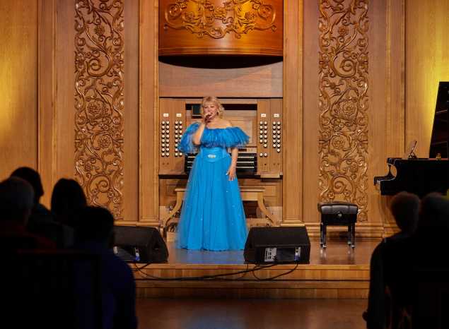 Заслуженная артистка России Елена Сафронова отметила свой день рождения на сцене