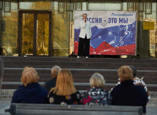 В День воссоединения Донбасса и Новороссии с Россией около филармонии состоялся праздничный концерт