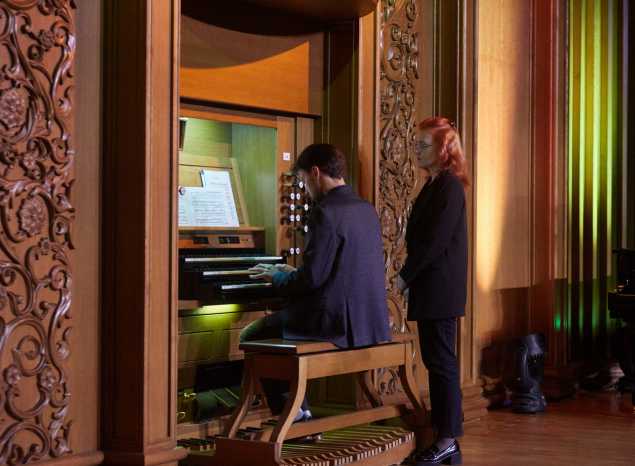 В филармонии выступил органист Егор Колесов