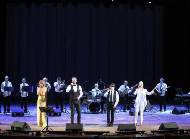 Ансамбль «Экспресс-бэнд» выступил с программой «Пусть миром правит любовь!»