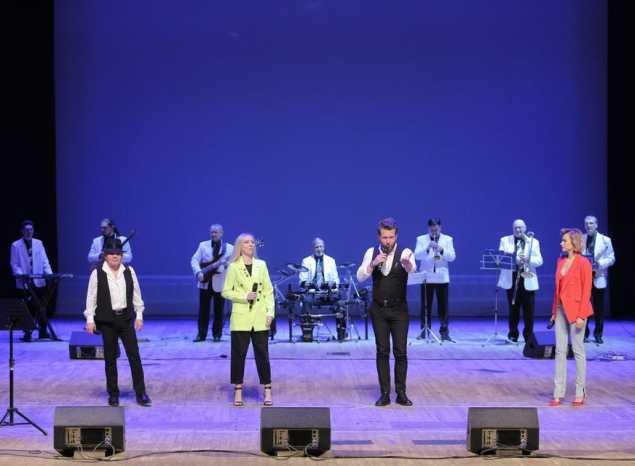 «Экспресс-бэнд» выступил с программой «Музыка в джинсах»