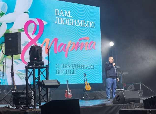 Пензенских женщин поздравили губернатор Олег Мельниченко  и «Хор Турецкого»