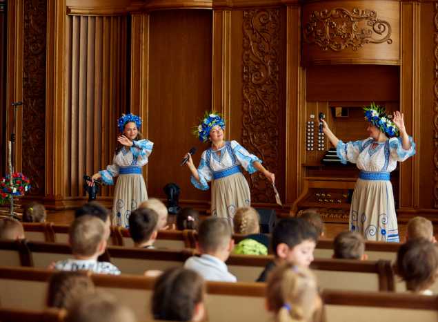 В филармонии состоялся концерт ансамбля «Злато-Серебро»