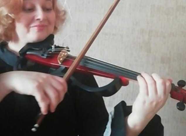 Артистка творческого коллектива «Экспромт» Ирина Федотова исполнила композицию «Жизнь в розовом цвете»