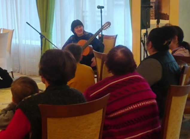 Людмила Лузгина выступила в гостинице «Ласточка»