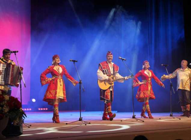 Ансамбль «Вольница» принял участие в городском празднике в честь Дня социального работника 