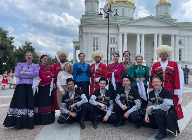 Ансамбль «Казачья застава» выступил на Соборной площади