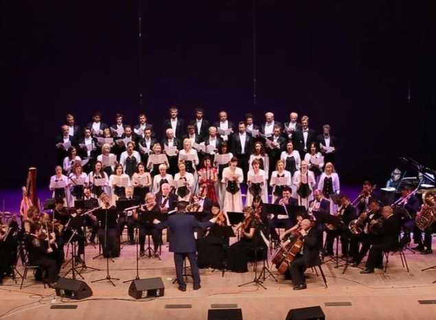 Предлагаем посмотреть фрагменты программы «Я люблю тебя, Россия!» в исполнении Губернаторской симфонической капеллы от 2014 года