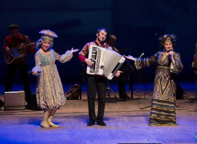 Предлагаем посмотреть фрагменты программы «Кино и музыка» ансамбля «Злато-Серебро»