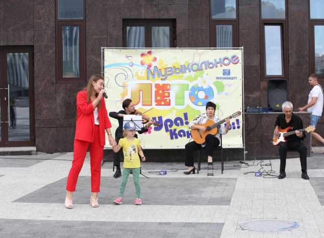 На площади возле здания филармонии выступил творческий коллектив «Экспромт»