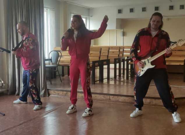 Артисты ансамбля «Злато-Серебро» выступили в Леонидовке